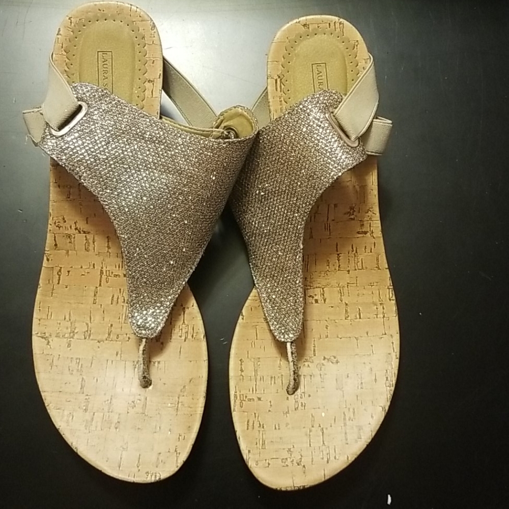 Thong wedges with strap